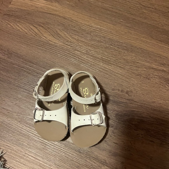 Baby size 5 boutique white sandals - Picture 2 of 2